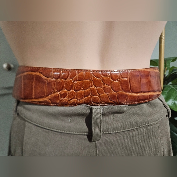 Vintage Alligator Embossed Leather Belt – Wide Brown Statement Buckle. Small